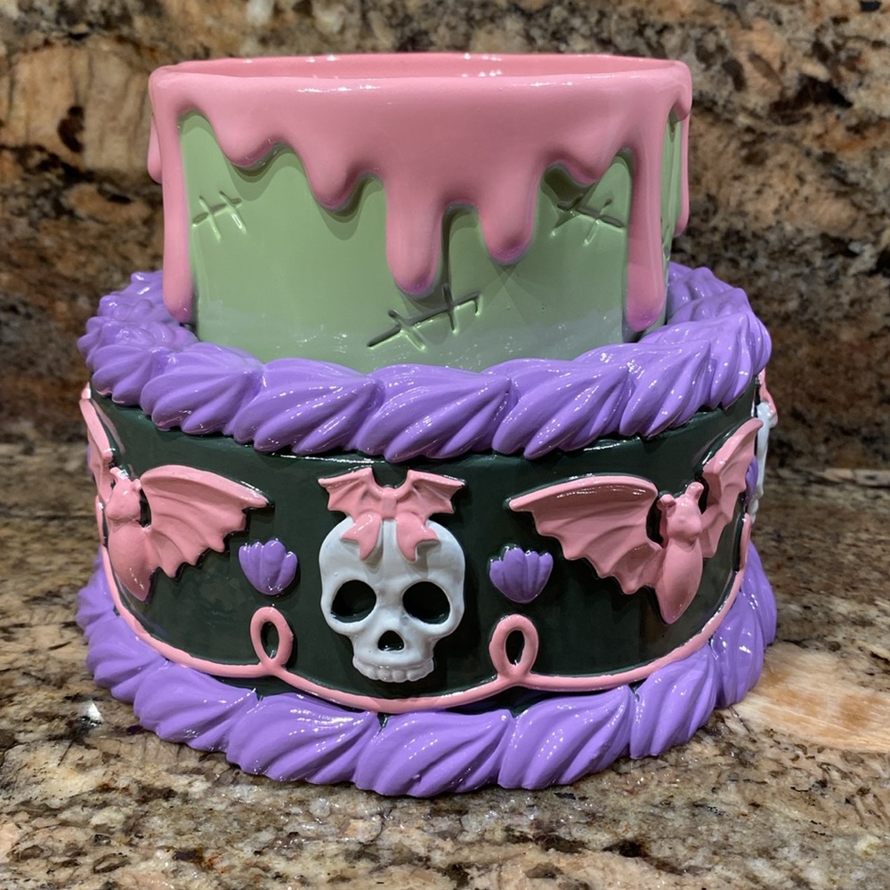 👻Halloween Cake Pedestal 3-Wick Candle Holder, Bath & Body Works 2025 date, NWT